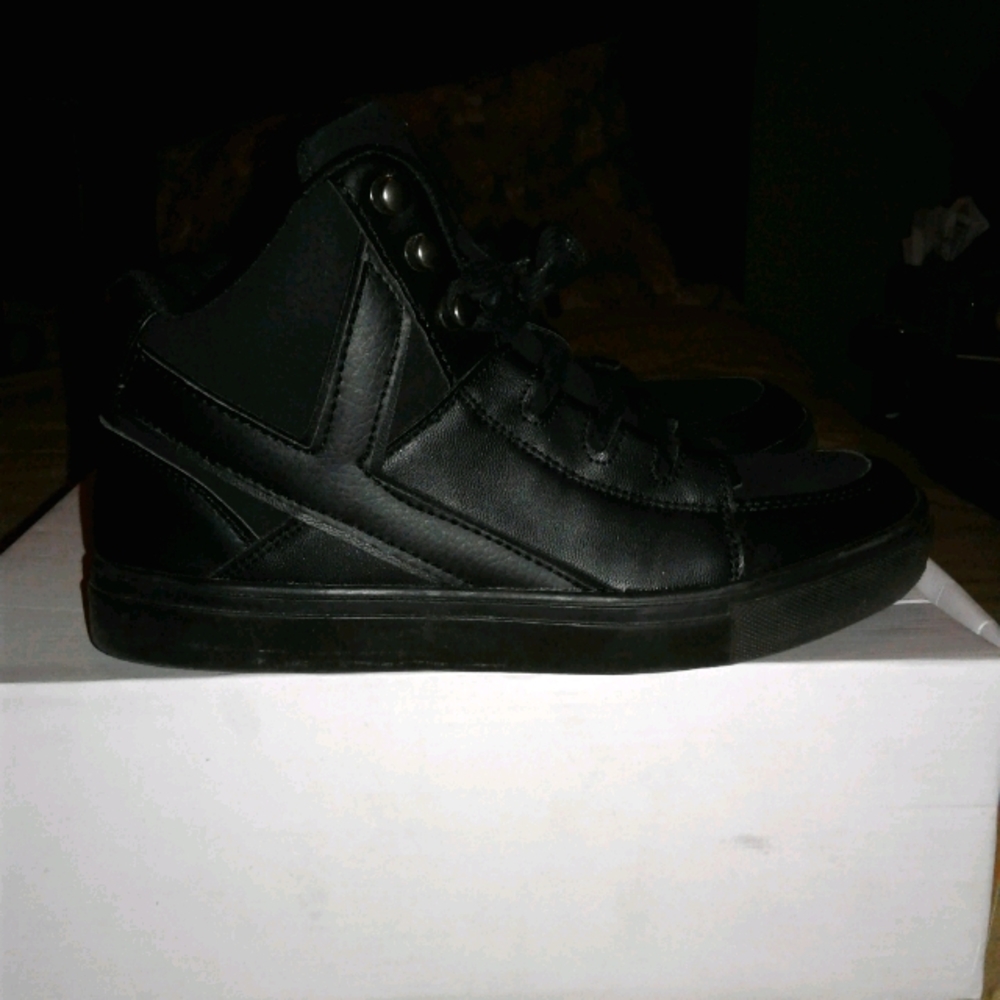 YRU Chill Qozmo Sneakers